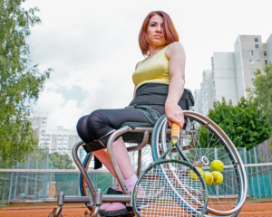 Femme qui pose en tennis-fauteuil